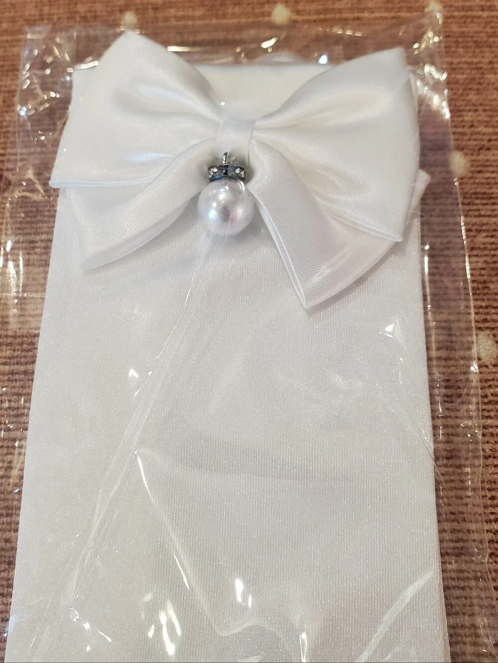 Wrist Length Bow & Pearl Bridal Gloves